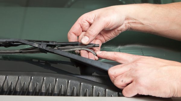 بهترین زمان تعویض تیغههای برف پاک کن کدام است؟